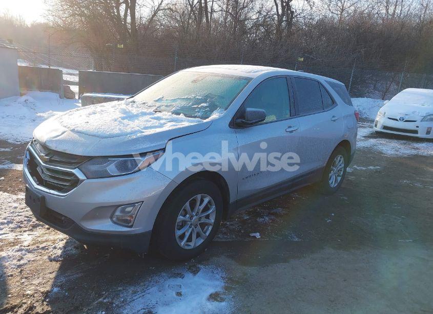 Photo 2 of 2020 Chevrolet Equinox FWD LS (VIN 3GNAXHEV8LS670290)