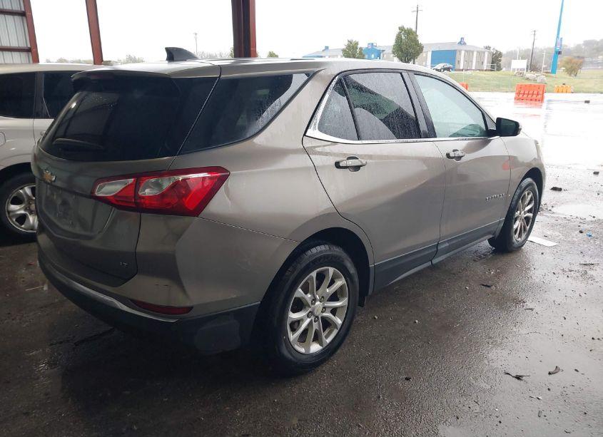 Photo 4 of 2018 Chevrolet Equinox LT (VIN 3GNAXJEV0JL119771)