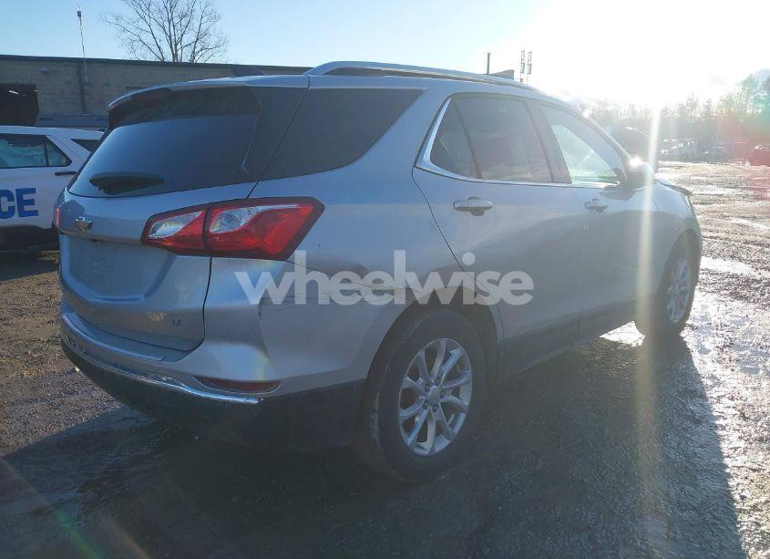 Photo 4 of 2018 Chevrolet Equinox LT (VIN 3GNAXJEV0JS510909)