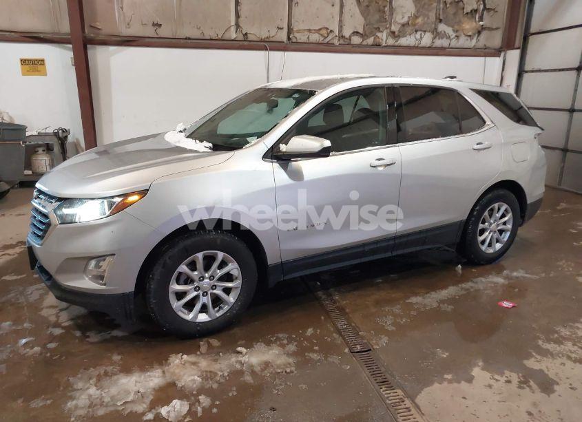Photo 2 of 2018 Chevrolet Equinox LT (VIN 3GNAXJEV1JS546849)