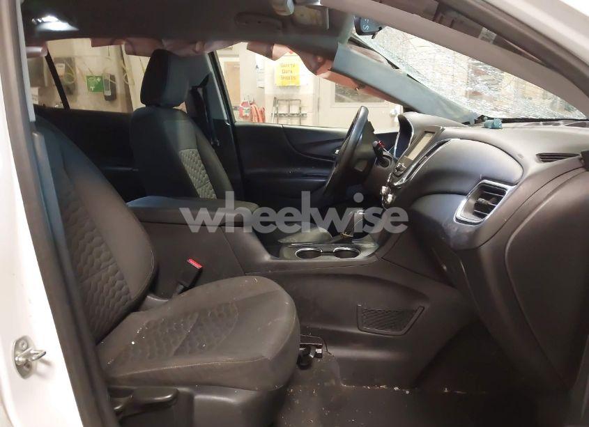 Photo 5 of 2018 Chevrolet Equinox LT (VIN 3GNAXJEV2JL162041)