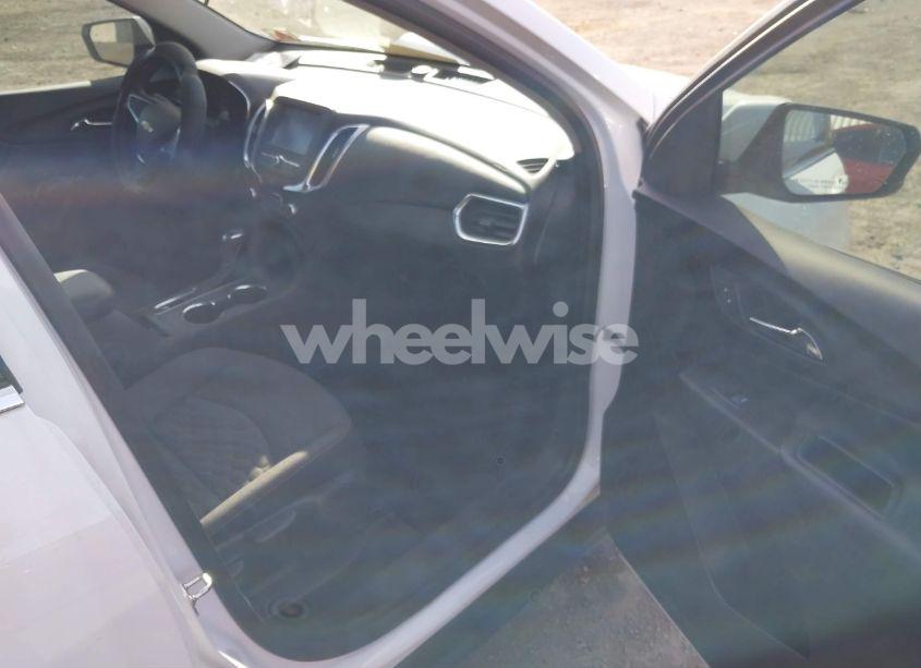 Photo 5 of 2018 Chevrolet Equinox LT (VIN 3GNAXJEV2JS505341)