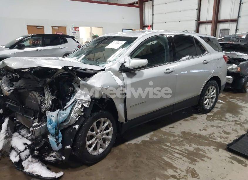 Photo 2 of 2018 Chevrolet Equinox LT (VIN 3GNAXJEV2JS579519)