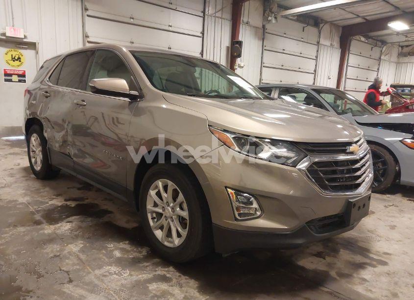 2018 Chevrolet Equinox LT (VIN 3GNAXJEV3JL116279) main photo