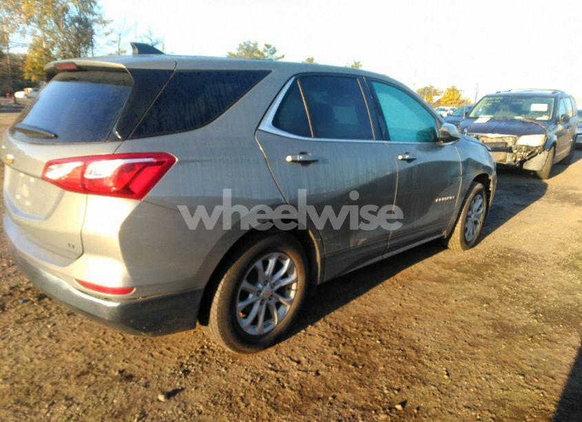 Photo 4 of 2018 Chevrolet Equinox LT (VIN 3GNAXJEV3JS563331)
