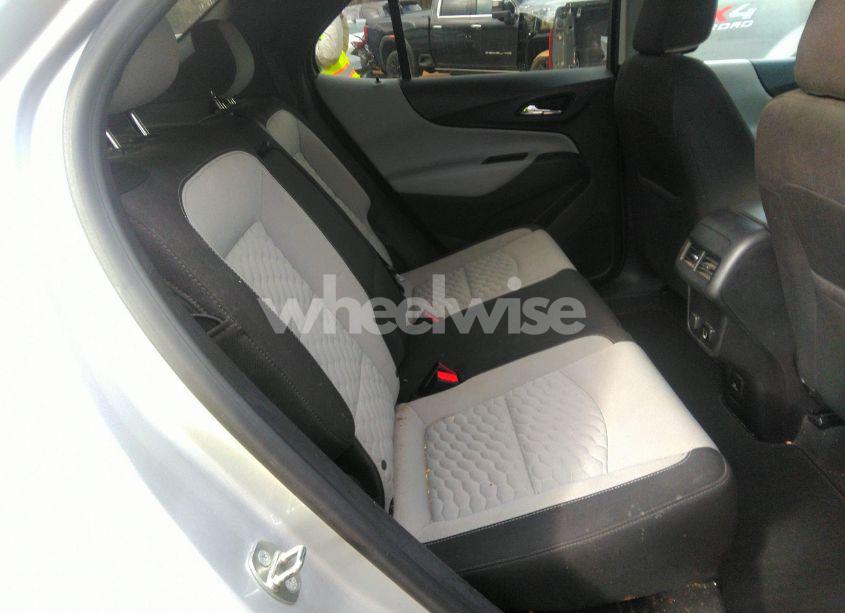 Photo 8 of 2018 Chevrolet Equinox LT (VIN 3GNAXJEV4JS509942)