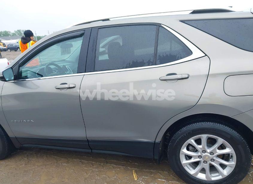 Photo 15 of 2018 Chevrolet Equinox LT (VIN 3GNAXJEV4JS624556)