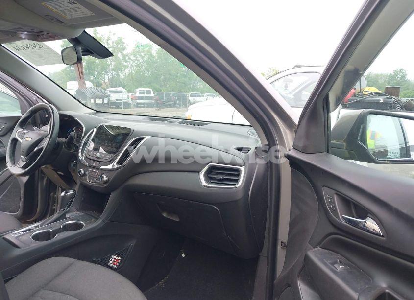 Photo 5 of 2018 Chevrolet Equinox LT (VIN 3GNAXJEV4JS624556)