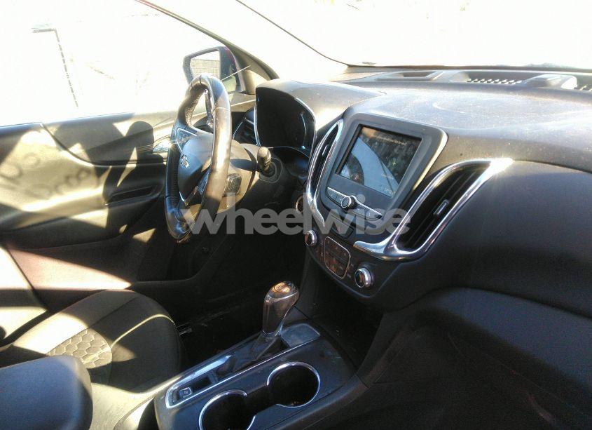 Photo 5 of 2019 Chevrolet Equinox LT (VIN 3GNAXJEV8KS647243)