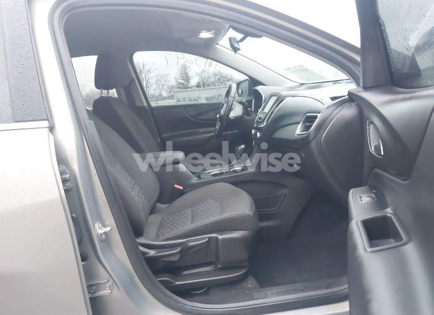 Photo 5 of 2018 Chevrolet Equinox LT (VIN 3GNAXJEV9JS572213)