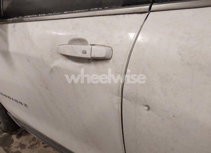 Photo 19 of 2018 Chevrolet Equinox LT (VIN 3GNAXJEVXJL277230)