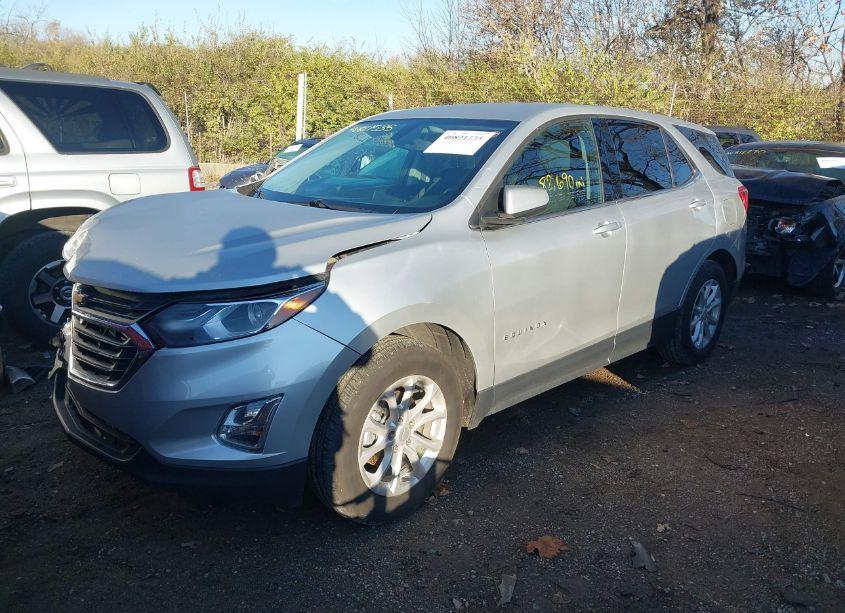 Photo 2 of 2018 Chevrolet Equinox LT (VIN 3GNAXJEVXJL401481)