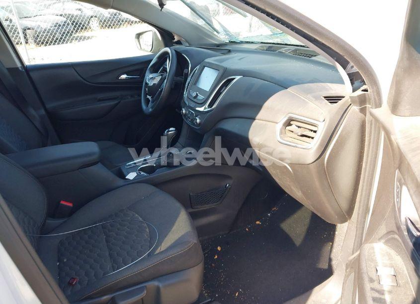 Photo 5 of 2018 Chevrolet Equinox LT (VIN 3GNAXJEVXJS573810)