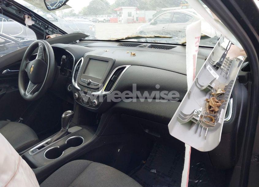 Photo 5 of 2018 Chevrolet Equinox LT (VIN 3GNAXJEVXJS638753)