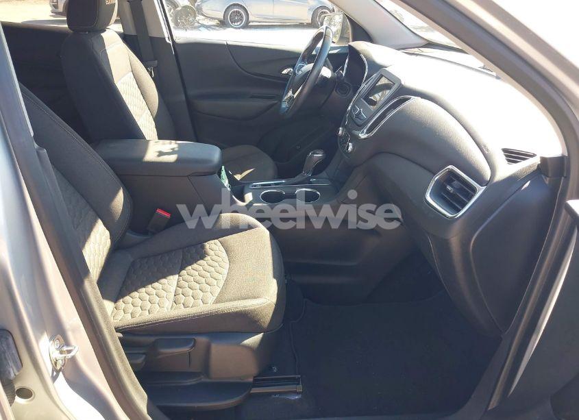 Photo 5 of 2019 Chevrolet Equinox LT (VIN 3GNAXKEV3KS634647)