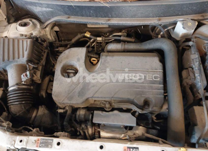 Photo 10 of 2019 Chevrolet Equinox LT (VIN 3GNAXKEV5KL208694)