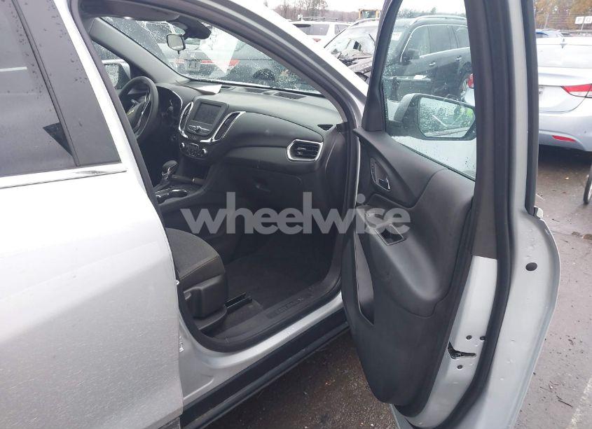 Photo 5 of 2022 Chevrolet Equinox FWD LT (VIN 3GNAXKEV5NL261075)