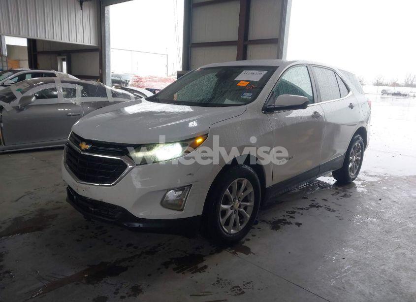 Photo 2 of 2021 Chevrolet Equinox FWD LT (VIN 3GNAXKEV9MS101026)