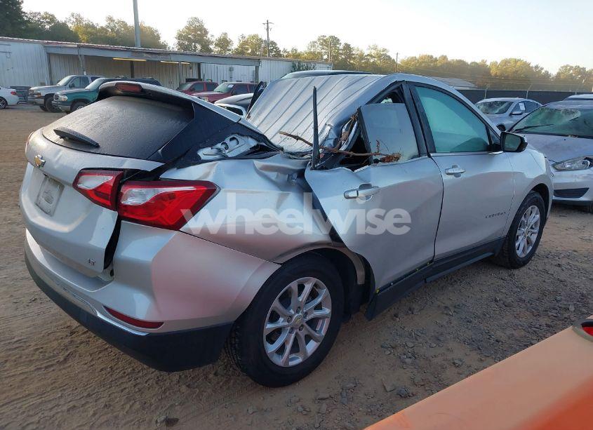 Photo 4 of 2021 Chevrolet Equinox FWD LT (VIN 3GNAXKEV9MS111622)
