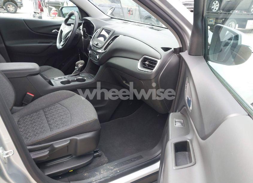 Photo 5 of 2022 Chevrolet Equinox FWD LT (VIN 3GNAXKEV9NL268515)