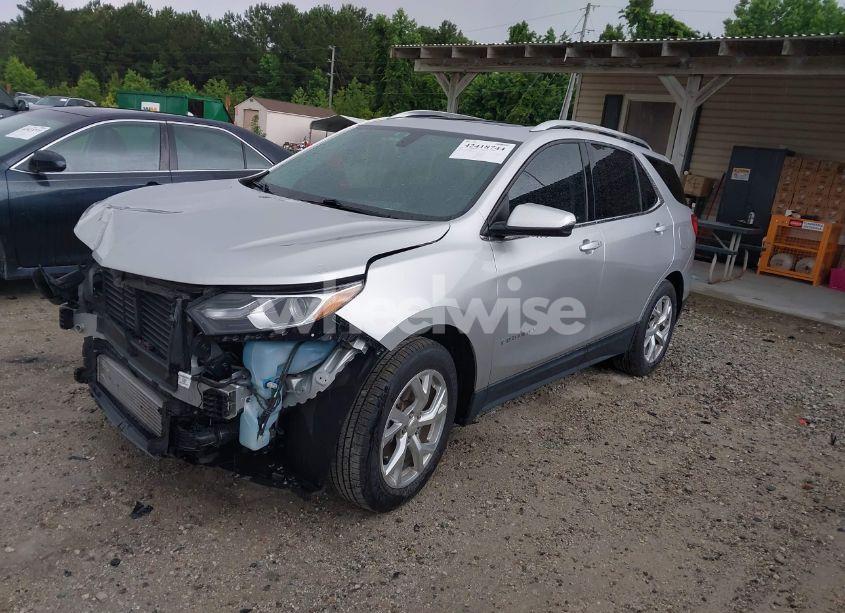 Photo 2 of 2018 Chevrolet Equinox LT (VIN 3GNAXKEX6JS579689)