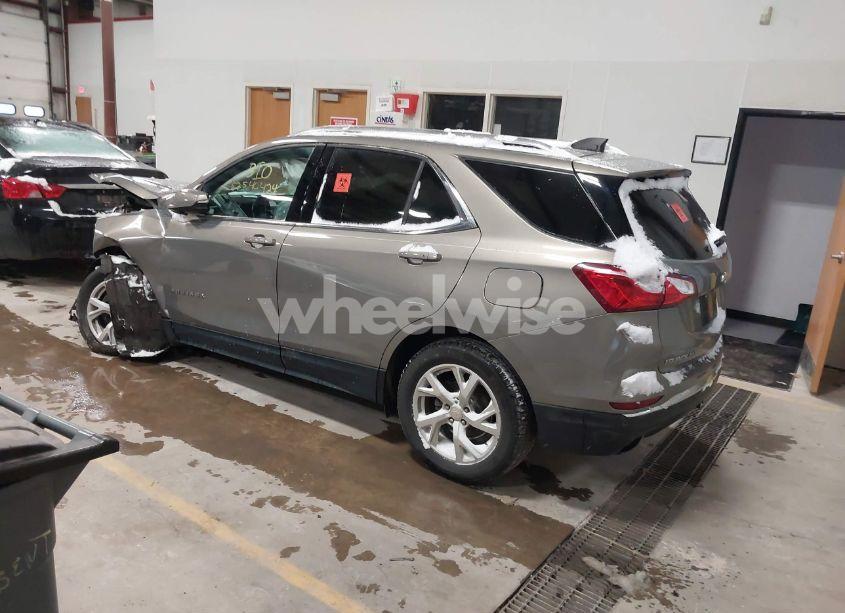 Photo 3 of 2019 Chevrolet Equinox LT (VIN 3GNAXLEX0KS563477)