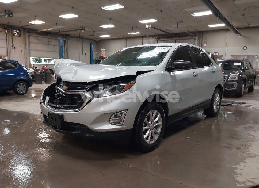 Photo 2 of 2018 Chevrolet Equinox LS (VIN 3GNAXREV5JL172450)