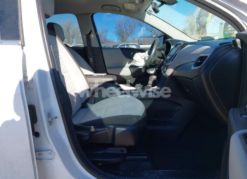 Photo 5 of 2018 Chevrolet Equinox LT (VIN 3GNAXSEV2JL128638)