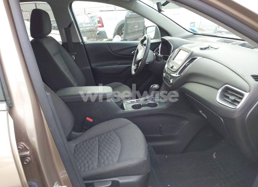 Photo 5 of 2018 Chevrolet Equinox LT (VIN 3GNAXSEV2JL313384)