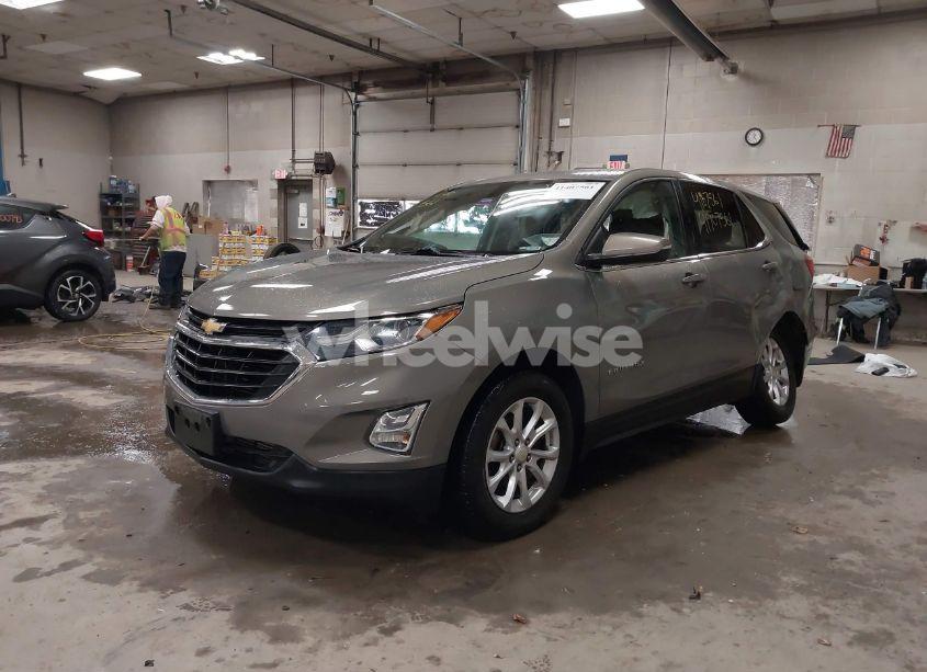 Photo 2 of 2018 Chevrolet Equinox LT (VIN 3GNAXSEV2JS606742)