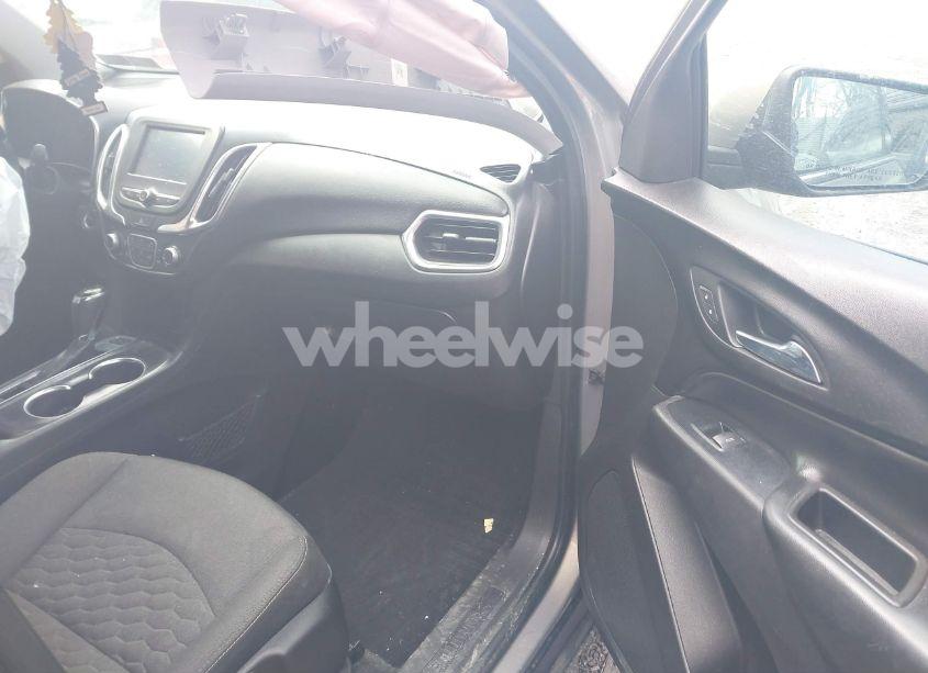 Photo 5 of 2018 Chevrolet Equinox LT (VIN 3GNAXSEV3JS562122)