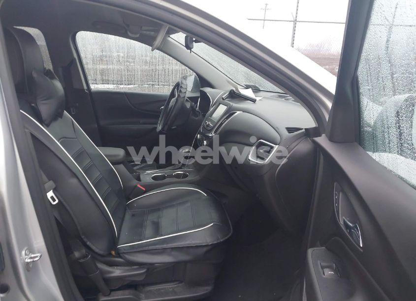 Photo 5 of 2018 Chevrolet Equinox LT (VIN 3GNAXSEV3JS588946)