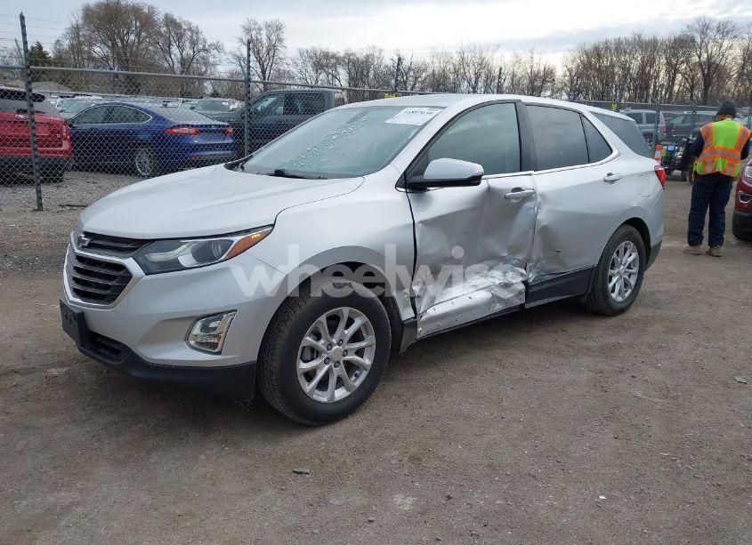 Photo 2 of 2018 Chevrolet Equinox LT (VIN 3GNAXSEV4JS579267)