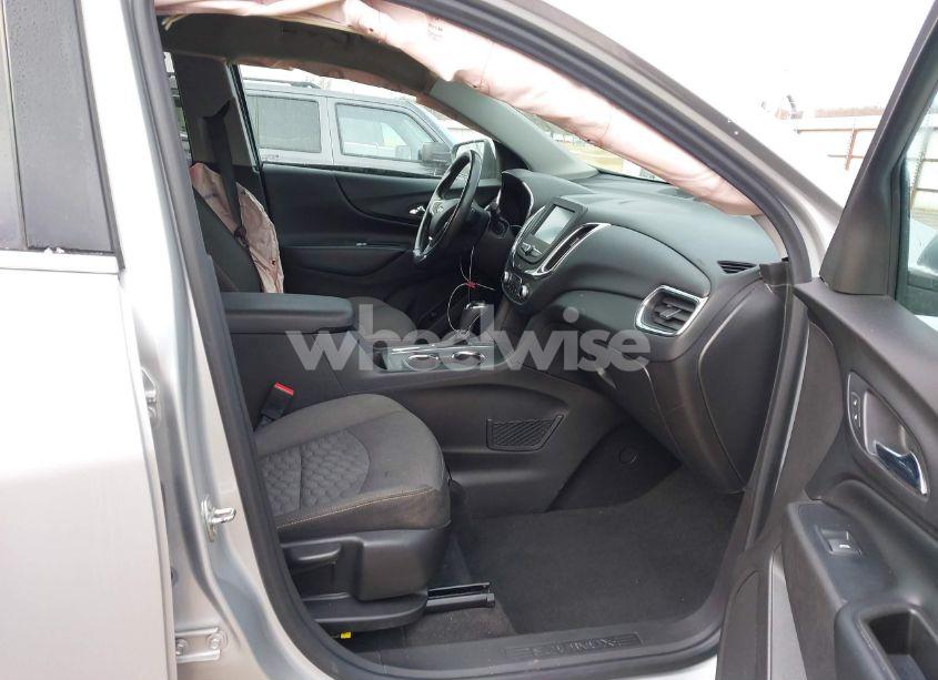 Photo 5 of 2018 Chevrolet Equinox LT (VIN 3GNAXSEV4JS579267)