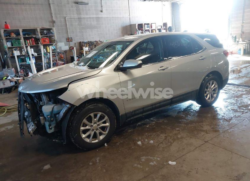 Photo 2 of 2018 Chevrolet Equinox LT (VIN 3GNAXSEV4JS589085)