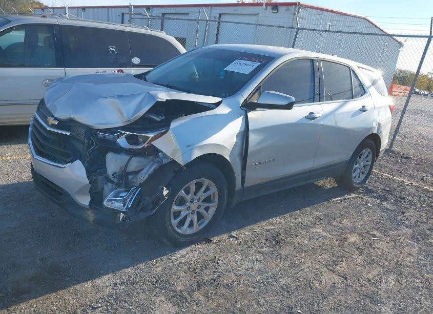 Photo 2 of 2018 Chevrolet Equinox LT (VIN 3GNAXSEV6JS581246)