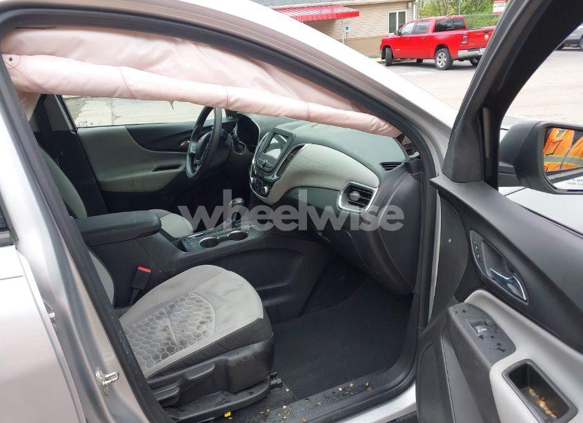 Photo 5 of 2019 Chevrolet Equinox LS (VIN 3GNAXSEV8KS632733)