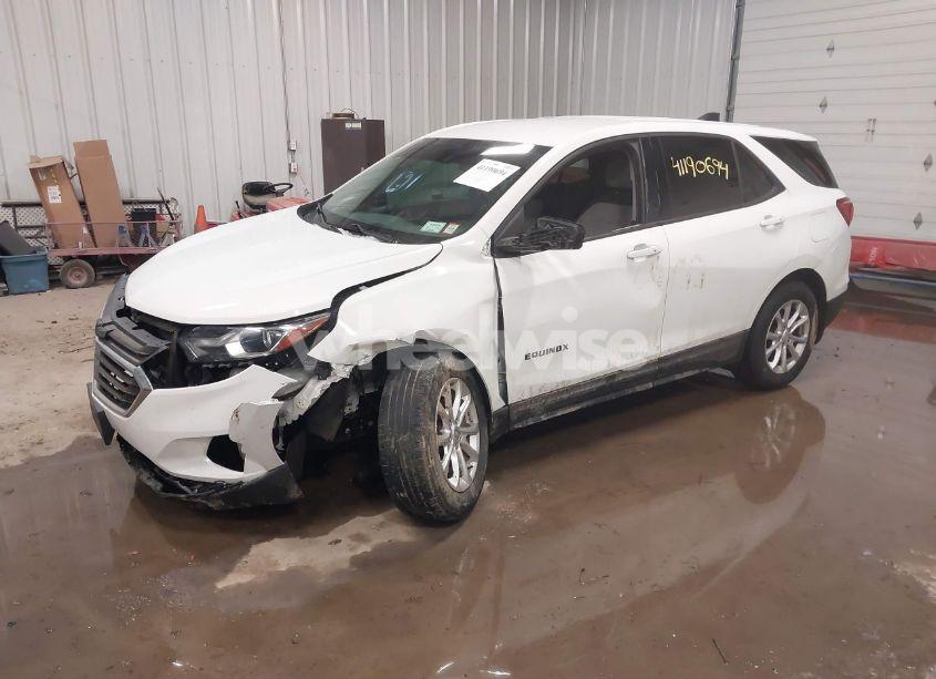 Photo 2 of 2019 Chevrolet Equinox LS (VIN 3GNAXSEV9KS634829)