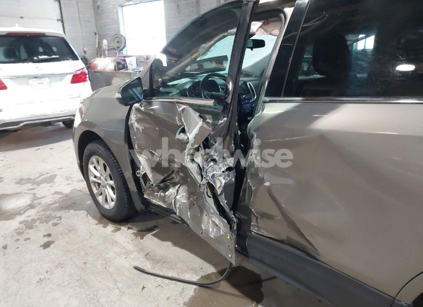 Photo 6 of 2018 Chevrolet Equinox LT (VIN 3GNAXSEVXJL104863)