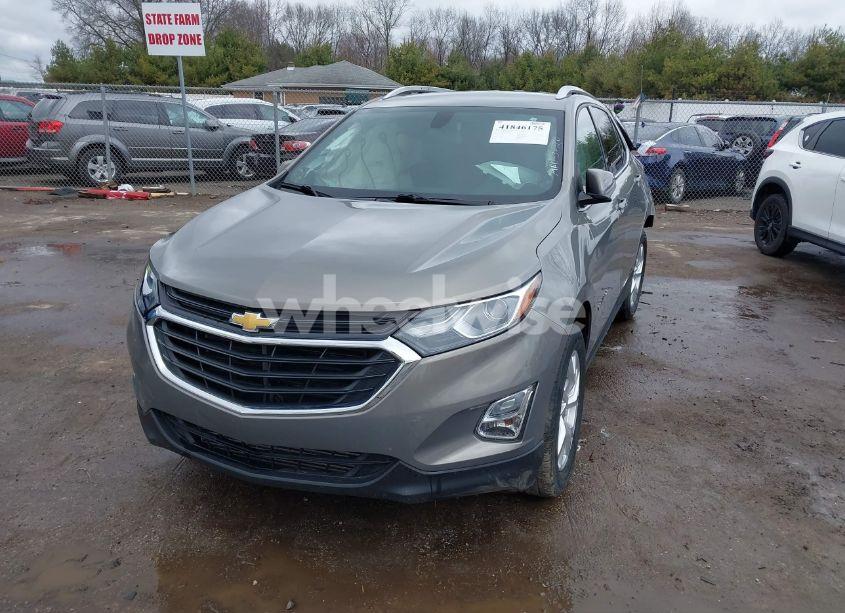Photo 2 of 2018 Chevrolet Equinox LT (VIN 3GNAXTEX0JS618220)