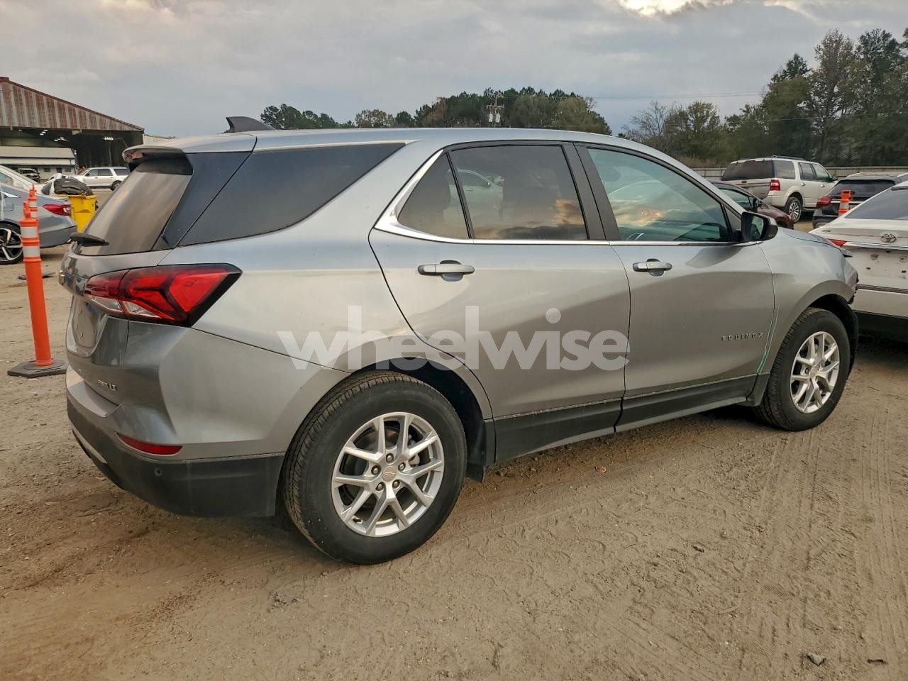 Photo 3 of 2024 CHEVROLET EQUINOX LT (VIN 3GNAXUEG2RS249460)
