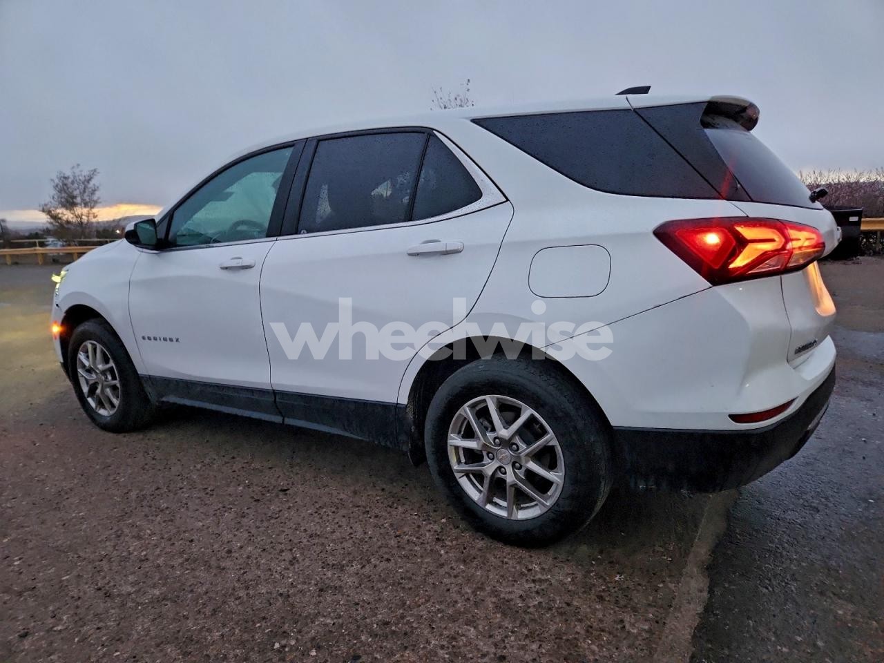 Photo 2 of 2024 CHEVROLET EQUINOX LT (VIN 3GNAXUEG3RL244987)