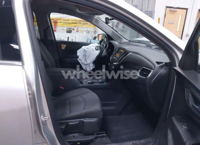 Photo 5 of 2019 Chevrolet Equinox LT (VIN 3GNAXUEV2KS575604)