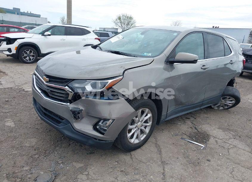 Photo 2 of 2019 Chevrolet Equinox LT (VIN 3GNAXUEV6KS562774)
