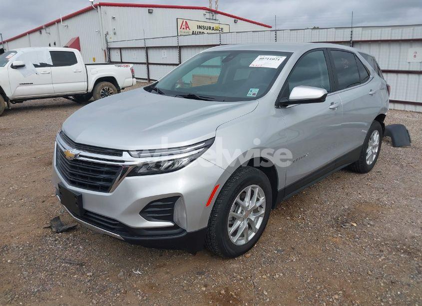 Photo 2 of 2022 Chevrolet Equinox AWD LT (VIN 3GNAXUEV7NL240935)