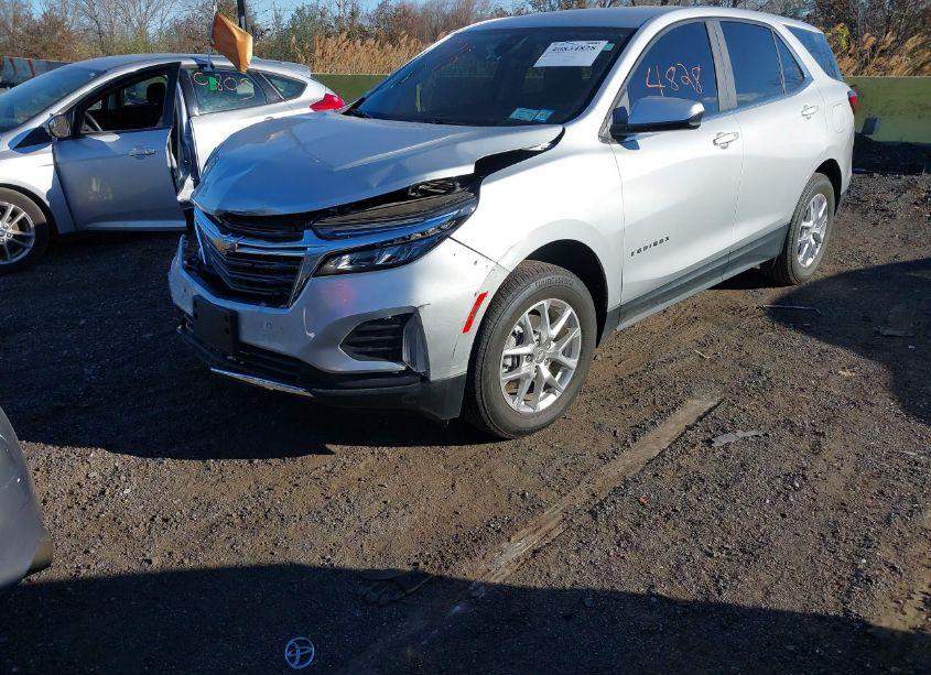 Photo 2 of 2022 Chevrolet Equinox AWD LT (VIN 3GNAXUEV8NL257324)