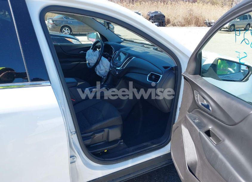 Photo 5 of 2019 Chevrolet Equinox LT (VIN 3GNAXVEX1KS681033)