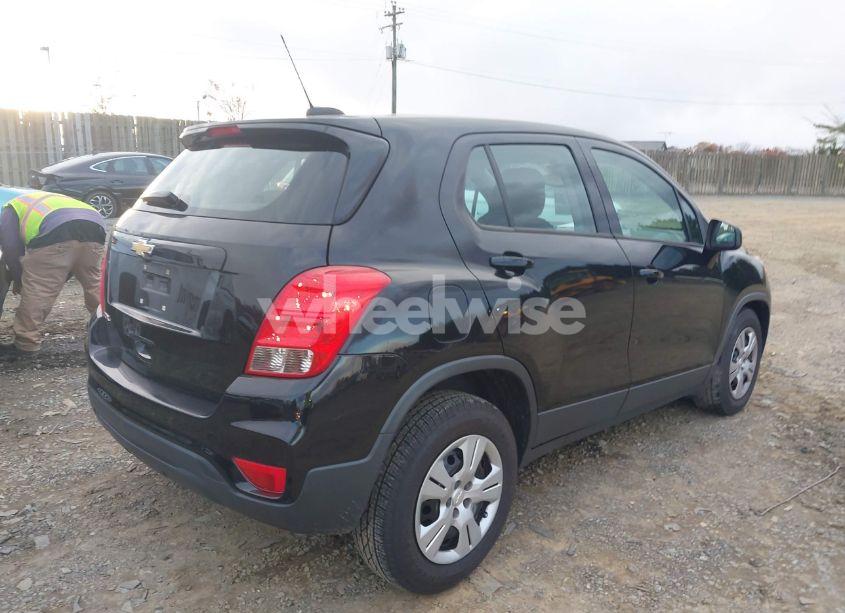 Photo 4 of 2017 Chevrolet Trax LS (VIN 3GNCJKSB0HL131679)