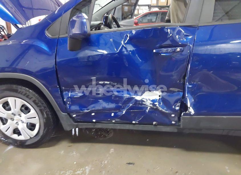 Photo 6 of 2017 Chevrolet Trax LS (VIN 3GNCJKSB0HL150586)