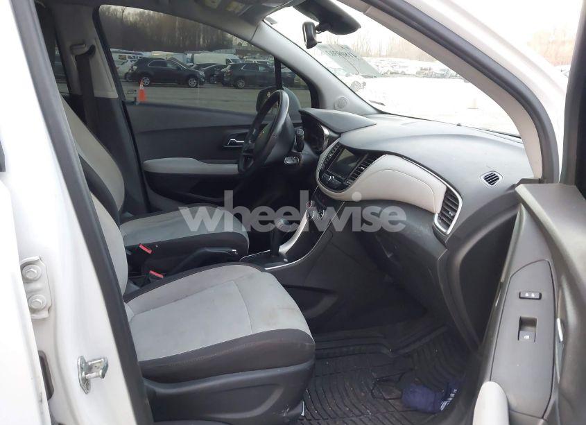 Photo 5 of 2018 Chevrolet Trax LS (VIN 3GNCJKSB0JL231433)